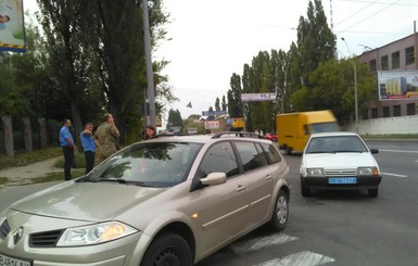 В Киеве милиционеры врезались в машину солдата