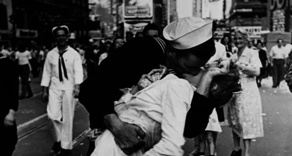 В Нью-Йорке десятки пар повторили знаменитый поцелуй моряка и медсестры