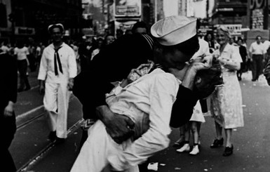 В Нью-Йорке десятки пар повторили знаменитый поцелуй моряка и медсестры