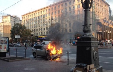 В центре Киеве горел автомобиль сотрудника посольства США