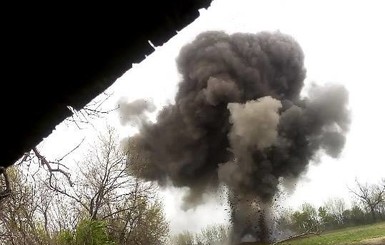 Донецк попал под обстрел: снаряды падали на окраинах и в центре