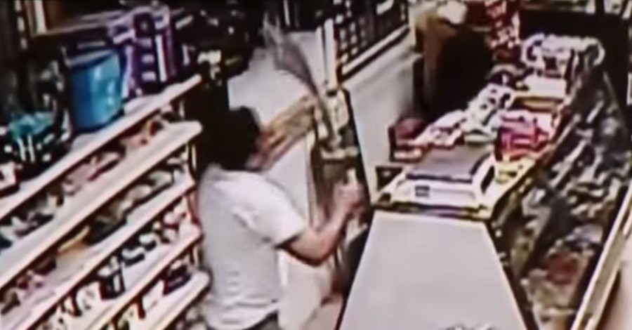 В США грабитель магазина и продавец устроили сражение на мечах