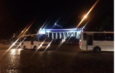 Поляков увезли на автобусах после матча 