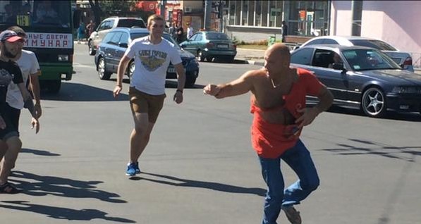 В Харькове напали на мужчину в футболке 