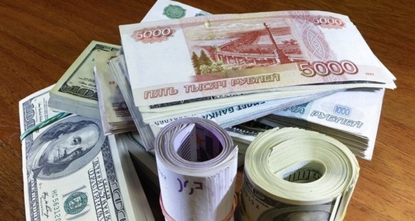 В России стремительно дорожают евро и доллар
