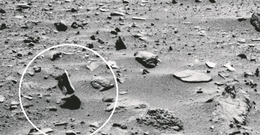 Над Марсом замечены парящие камни