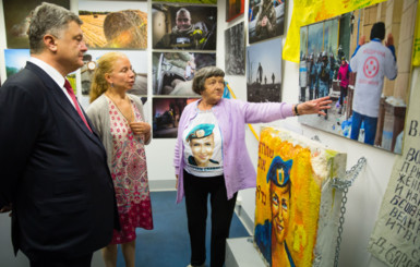 Порошенко посетил выставку об Украине в берлинском музее Checkpoint Charlie 