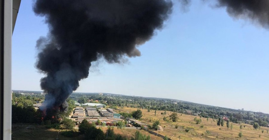 В Буче под Киевом горит и взрывается склад
