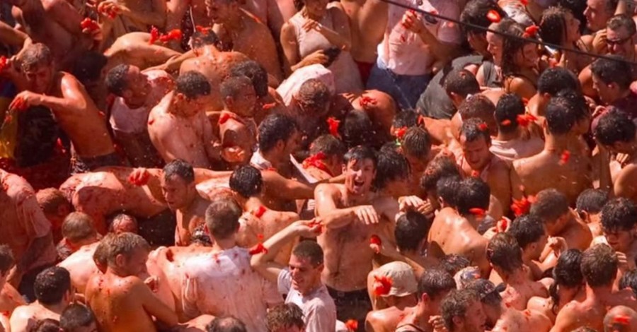 В Испании массовая драка помидорами: как проходит фестиваль Ла Томатина