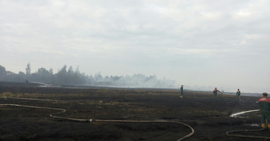 Под Киевом все еще горит 5 га торфа