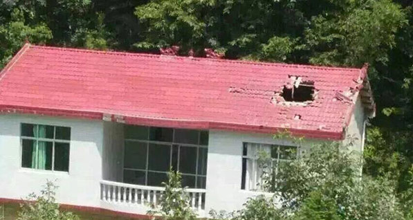 В Китае ракета продырявила крышу жилого дома