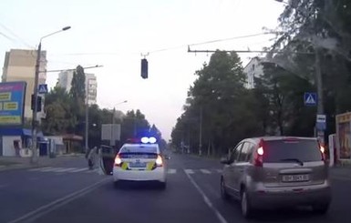 Одесситы сняли, как полицейский переводит бабушку через дорогу