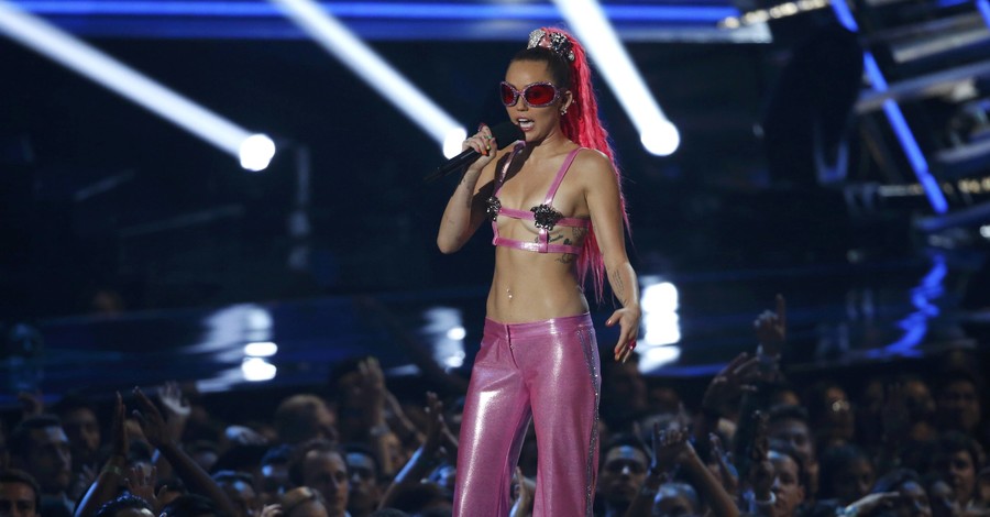 Певица Майли Сайрус на MTV Music Video сменила 10 откровенных нарядов