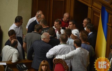 Депутаты эвакуировались из Рады через подземный ход