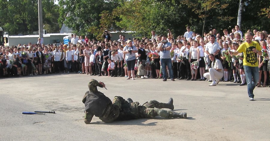 На первом звонке в пригороде Харькова детям показали бой с электрошокерами