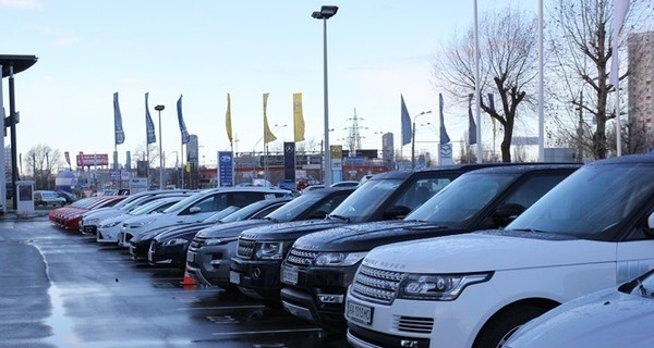 В Украине стали покупать в два раза меньше машин