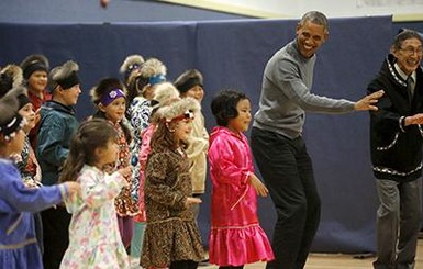 Обама приехал на Аляску и станцевал 
