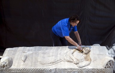 В Израиле обнаружили древний саркофаг с изображением головы Медузы