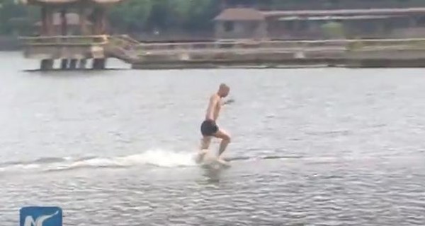 Шаолиньский монах пробежал по воде 125 метров 
