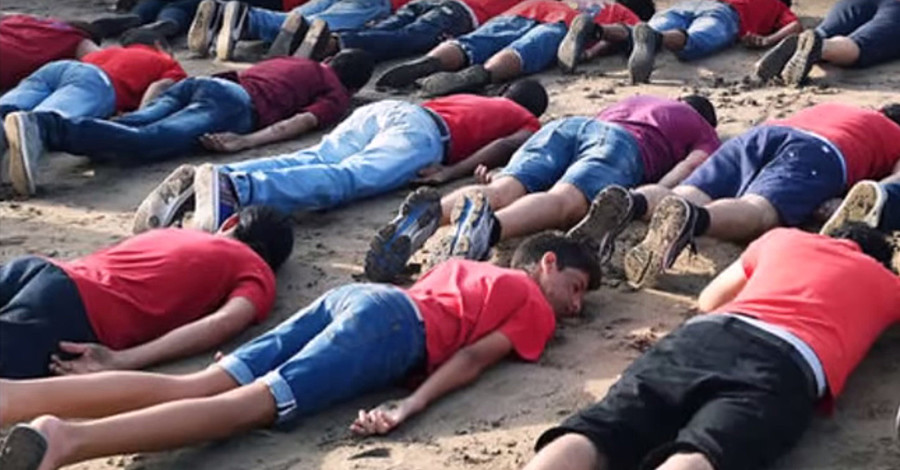 Палестинцы почтили память мальчика-беженца Айлана лежа лицом на песке  
