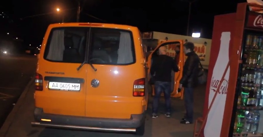В Киеве владелец МАФа с оружием защищал свой киоск