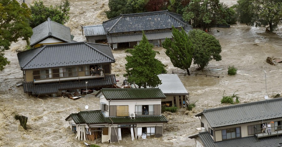 От наводнения в Японии бежали 90 тысяч человек