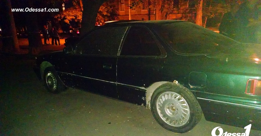 В Одессе неизвестный бросил гранату во дворе рядом с авто