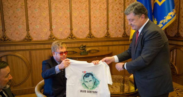Порошенко подарил Элтону Джону футболку с изображением Сенцова