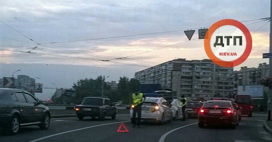 В соцсетях сообщили о новой аварии с участием полицейских в Киеве