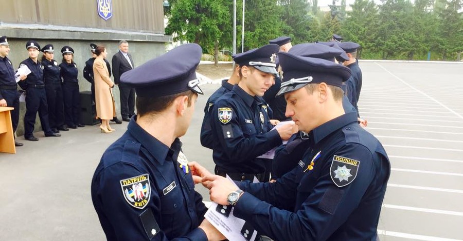 Киевским полицейским вручили американские жетоны