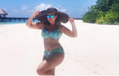 Анфиса Чехова в купальнике позировала на райских пляжах Мальдив 