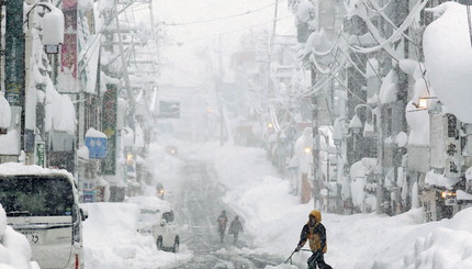 В Японии выпало около двух метров снега