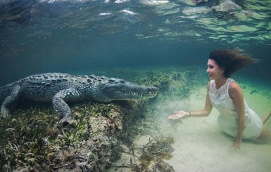 Итальянская модель 10 часов позировала под водой с крокодилом
