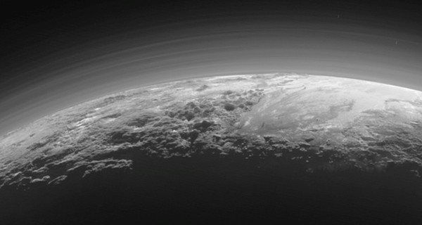 NASA показала видео полета над Плутоном