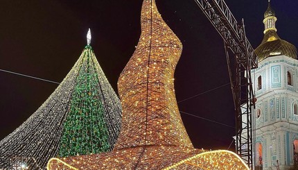 Скандальная шляпа с главной елки Киева стала объектом для фотосессий