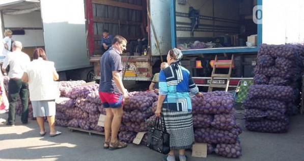 На одесских базарах из-за недовезенных в Крым товаров упали цены 