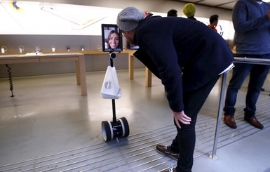 Стартовали продажи iPhone 6s: в километровых очередях за гаджетом заметили даже робота