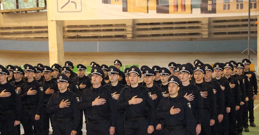 Во Львове 140 полицейских приняли присягу