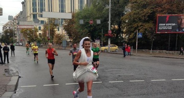 Киевлянка, пробежавшая марафон в свадебном платье: 