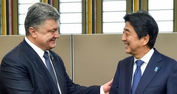 Премьер Японии пообещал Украине не признавать выборы в 