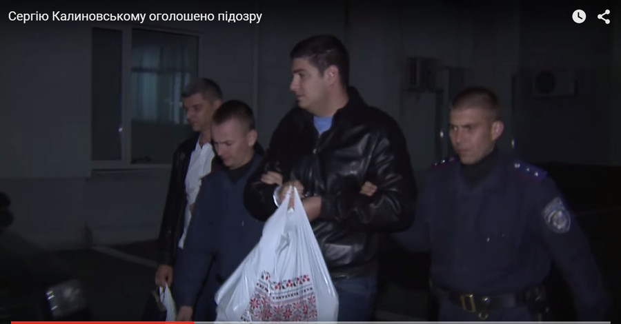 Пасынка Фирташа Калиновского отправили в изолятор в кожаной куртке и с пакетом в руках