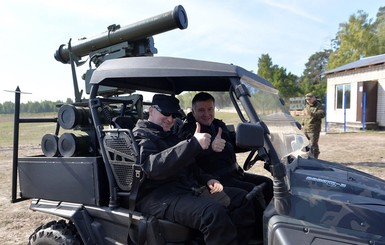 Турчинов и Аваков протестировали новый украинский противотанковый комплекс