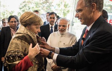 Фотофакт: Меркель в Индии подарили золотое сари