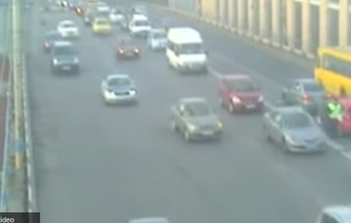В Киеве авария на Шулявском мосту парализовала движение транспорта