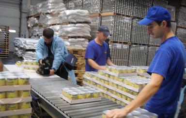Правительство выделило 60 тысяч консервов и 80 тонн масла для Донбасса