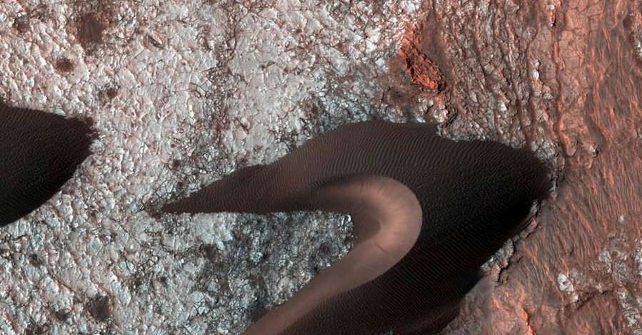 Фото дня: на Марсе обнаружили необычные песчаные холмы