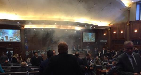 Парламент Косово забросали гранатами, депутатов экстренно эвакуировали