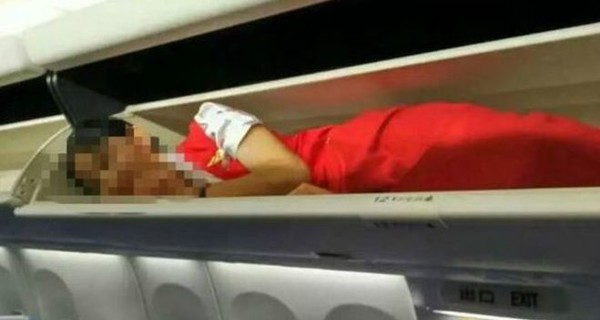 Китайских стюардесс заставляют проходить жестокий ритуал посвящения