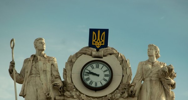 В Запорожье на вокзале герб СССР заменили часами и Трезубцем 