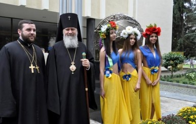 В Ужгороде на юбилей университета  студентки пришли в откровенных платьях в цветах флага